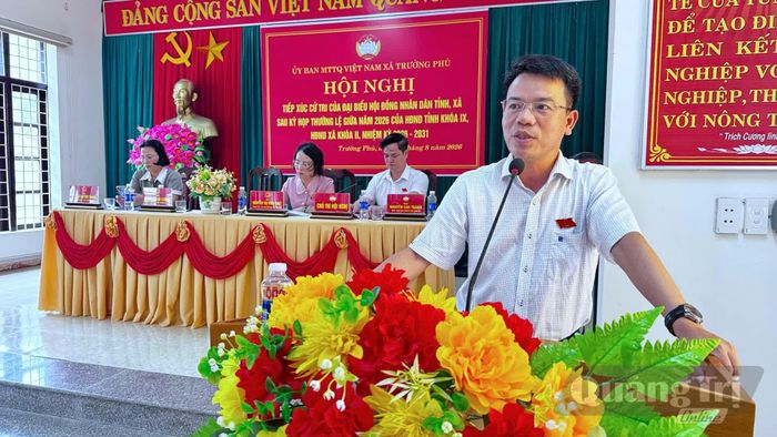 Đại diện tổ đại biểu HĐND tỉnh tiếp thu, ghi nhận các ý kiến, kiến nghị của cử tri - Ảnh: Quang Ngọc