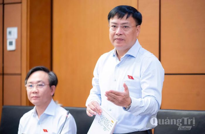 Đồng chí Thiếu tướng Nguyễn Thanh Liêm, Giám đốc Công an tỉnh thảo luận tại tổ - Ảnh: N.M