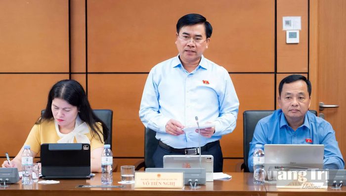 Đồng chí Thiếu tướng Võ Tiến Nghị, Phó Tư lệnh Bộ đội Biên phòng thảo luận tại tổ - Ảnh: N.M