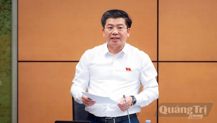 Đồng chí Trần Vũ Khiêm, Phó Bí thư Thường trực Tỉnh ủy, Trưởng đoàn đại biểu Quốc hội tỉnh thảo luận tại tổ - Ảnh: N.M