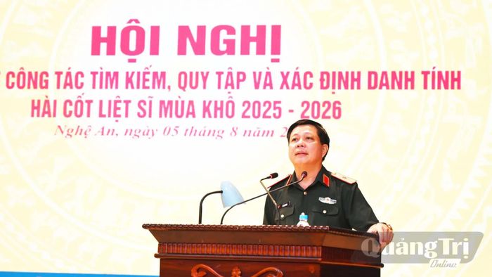 Đồng chí Thiếu tướng Lê Văn Trung, Phó Chính ủy, Trưởng ban Chỉ đạo Quân khu phát biểu tại hội nghị - Ảnh: V.H