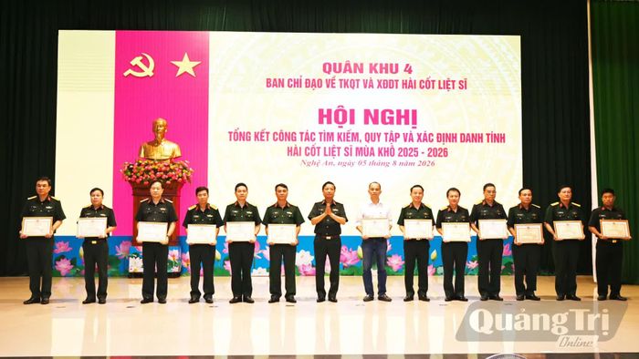 Trao thưởng các tập thể có thành tích xuất sắc trong thực hiện nhiệm vụ tìm kiếm, quy tập và xác định danh tính hài cốt liệt sĩ mùa khô năm 2025-2026 - Ảnh: V.H
