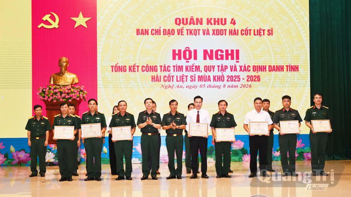 Trao thưởng các cá nhân có thành tích xuất sắc trong thực hiện nhiệm vụ tìm kiếm, quy tập và xác định danh tính hài cốt liệt sĩ mùa khô năm 2025-2026 - Ảnh: V.H