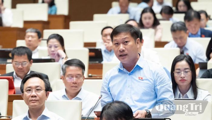 Đồng chí Nguyễn Khánh Vũ, Bí thư Đảng ủy, Chủ tịch HĐND phường Quảng Trị thảo luận tại hội trường - Ảnh: N.M