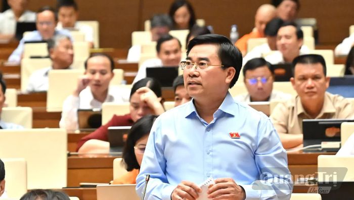 Đồng chí Thiếu tướng Võ Tiến Nghị, Phó Tư lệnh Bộ đội Biên phòng thảo luận tại hội trường - Ảnh: N.M