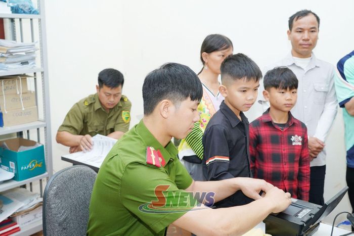 Công an xã Co Mạ làm thẻ căn cước công dân cho các em học sinh.