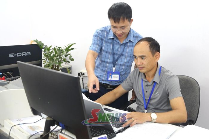 Cán bộ, công chức xã Mường Lạn ứng dụng công nghệ thông tin trong giải quyết thủ tục hành chính cho nhân dân.