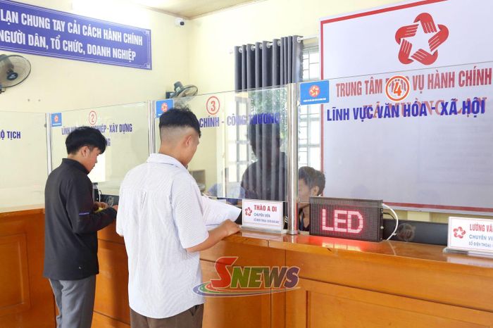 Trung tâm Phục vụ hành chính công xã Mường Lạn giải quyết thủ tục hành chính cho nhân dân.
