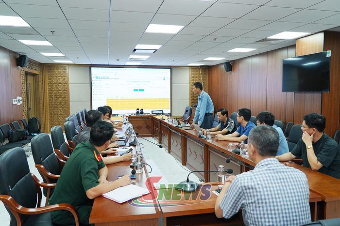 Các đại biểu theo dõi diễn biến lượng mưa trong đêm 4 và rạng sáng 5/8.