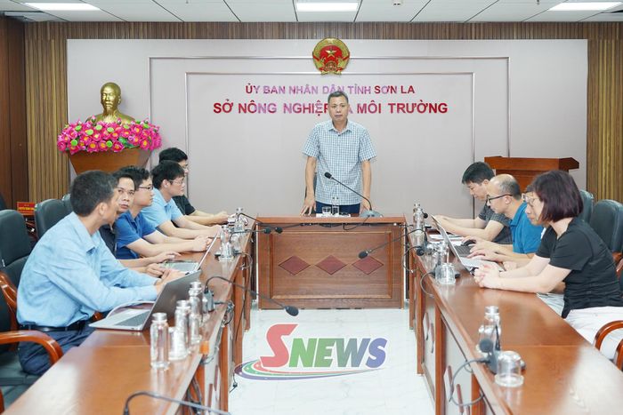 Họp khẩn ứng phó với mưa lũ tại Trung tâm chỉ huy phòng chống thiên tai ngay trong đêm 4/8.