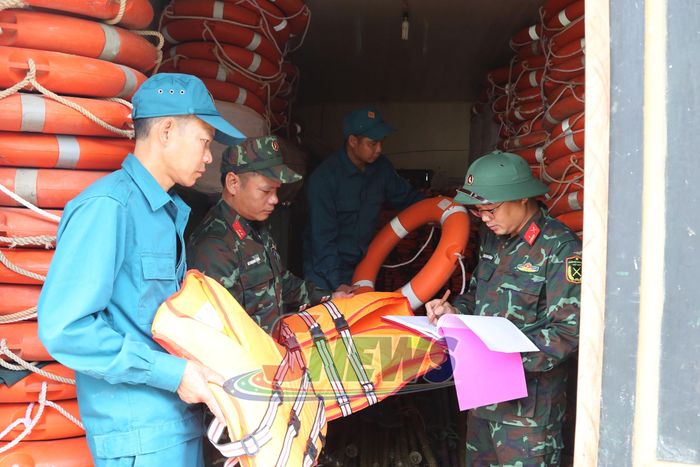 Ban CHQS xã Sốp Cộp kiểm tra vật tư, trang thiết bị phòng chống thiên tai, tìm kiếm cứu nạn.