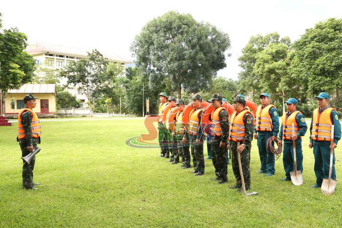 Ban CHQS xã Sốp Cộp luyện tập phương án phòng chống thiên tai, tìm kiếm cứu nạn.