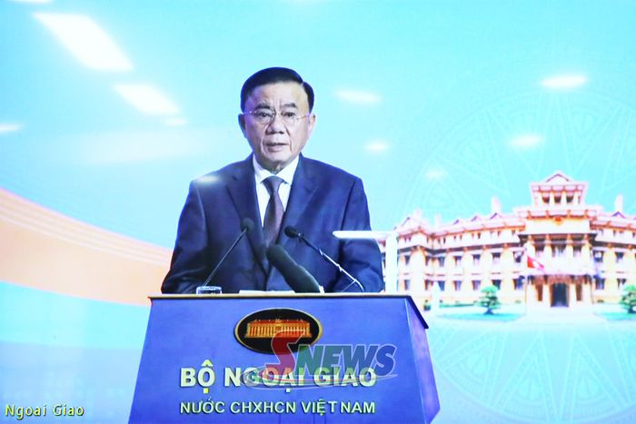 Đồng chí Trần Cẩm Tú, Ủy viên Bộ Chính trị, Thường trực Ban Bí thư, phát biểu chỉ đạo tại phiên họp.