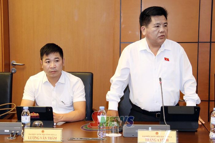 Đại biểu Tráng A Tếnh phát biểu tại thảo luận tổ.