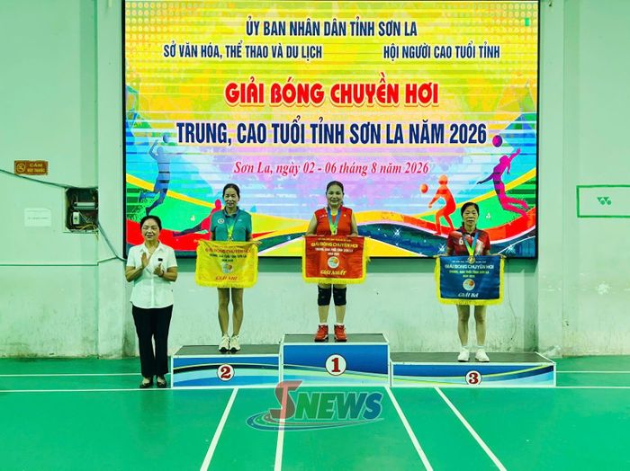 Ban Tổ chức trao cờ cho các đội đạt giải tại Giải Bóng chuyền hơi trung, cao tuổi tỉnh Sơn La năm 2026.