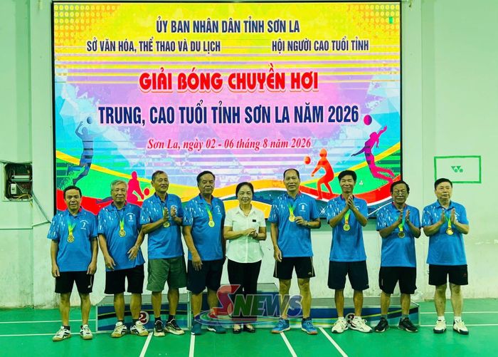 Ban Tổ chức trao huy chương vàng cho đội nam phường Tô Hiệu.
