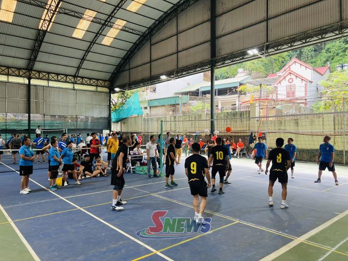 Một trận đấu bóng chuyền hơi nam tại Giải Bóng chuyền hơi trung, cao tuổi tỉnh Sơn La năm 2026.