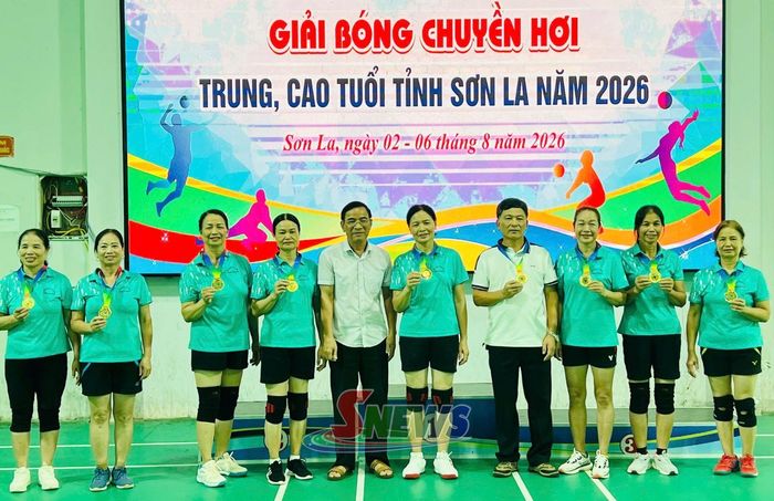 Ban Tổ chức trao huy chương vàng cho đội nữ phường Thảo Nguyên.