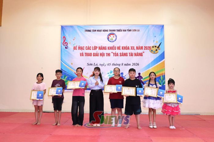 Trao giấy khen cho các cá nhân có thành tích.