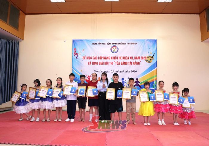 Trung tâm Hoạt động thanh thiếu nhi trao giải cho các tập thể, cá nhân đạt thành tích tại Hội thi “Tỏa sáng tài năng”.