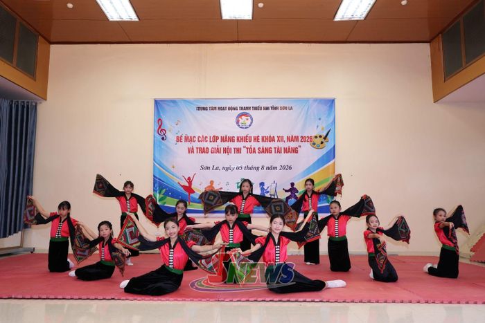 Học sinh lớp múa biểu diễn tại chương trình.