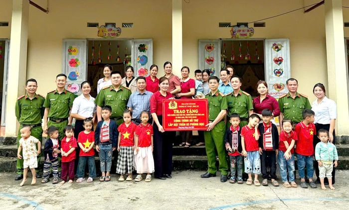 Phòng Kỹ thuật hình sự, Công an tỉnh trao hỗ trợ lắp đặt trần cho 3 phòng học tại điểm trường mầm non trên địa bàn xã Bằng Lang.