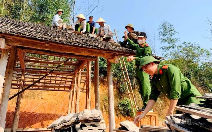 Cán bộ, chiến sĩ Phòng Kỹ thuật hình sự tích cực tham gia các hoạt động dân vận, hỗ trợ xây dựng nhà ở cho người dân có hoàn cảnh khó khăn.