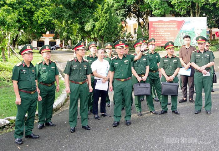 Thiếu tướng Nguyễn Đình Cương, Chỉ huy trưởng Bộ CHQS tỉnh báo cáo phương án quy hoạch.