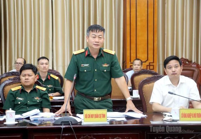 Lãnh đạo Bộ Chỉ huy Quân sự tỉnh nêu ý kiến thảo luận tại buổi làm việc.