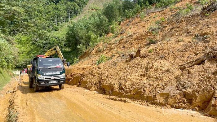 Mưa lớn gây sạt lở nhiều vị trí gây ách tắc giao thông.