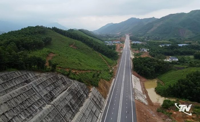 Hạ tầng giao thông được đầu tư đồng bộ tạo động lực kết nối các vùng, mở rộng không gian phát triển và thu hút đầu tư. Ảnh trong bài: Nhóm P.V