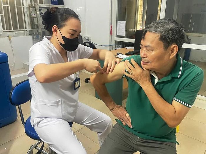 Người dân đến Trung tâm kiểm soát bệnh tật tỉnh Thái Nguyên để tiêm vắc xin hoặc huyết thanh kháng dại sau khi bị chó, mèo nghi dại cắn.