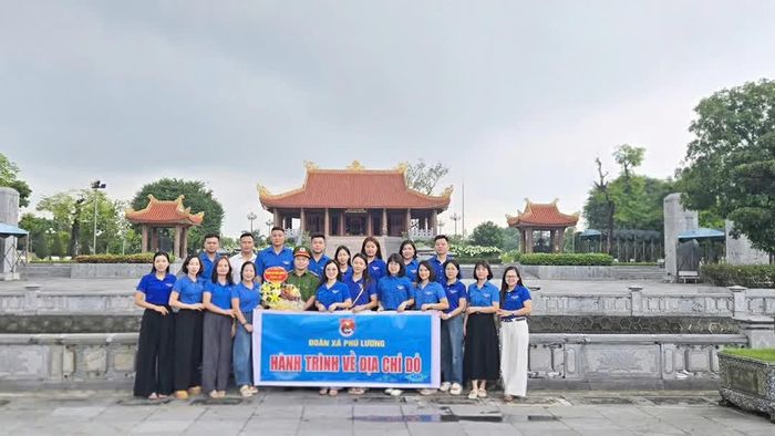 Các đoàn viên của xã Phú Lương tham quan Khu di tích lịch sử Quốc gia 60 liệt sĩ thanh niên xung phong Đại đội 915, Đội 91 Bắc Thái.