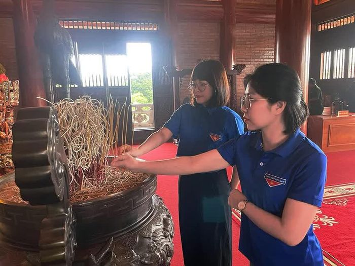 Đoàn viên Trường THPT Phú Lương dâng hương tại Khu di tích lịch sử Quốc gia 60 liệt sĩ thanh niên xung phong Đại đội 915, Đội 91 Bắc Thái.