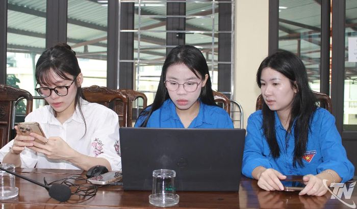 Đoàn viên, thanh niên Sở Tư pháp Thái Nguyên làm bài thi trắc nghiệm trực tuyến ngay sau Lễ phát động.