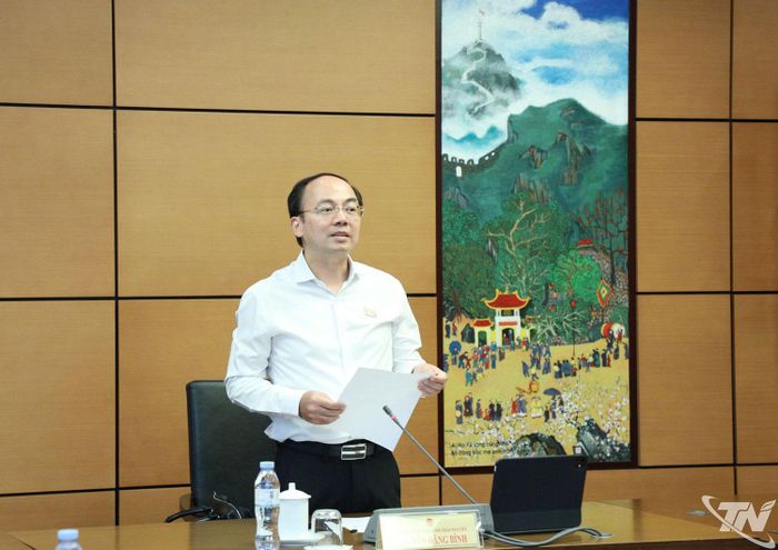 Đồng chí Nguyễn Đăng Bình, Phó Bí thư Thường trực Tỉnh ủy, Trưởng Đoàn đại biểu Quốc hội tỉnh Thái Nguyên chủ trì phiên thảo luận Tổ.