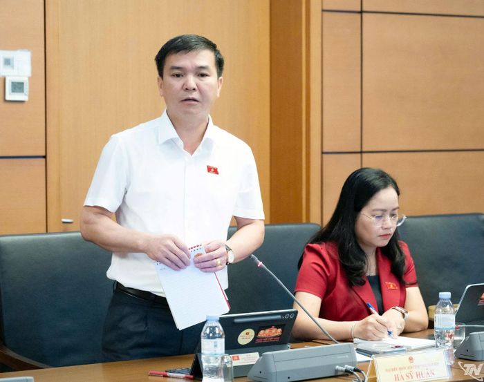 Đại biểu Hà Sỹ Huân, Phó Trưởng Đoàn ĐBQH chuyên trách tỉnh Thái Nguyên đề nghị bổ sung cơ chế hỗ trợ hoạt động hòa giải ở cơ sở, hoàn thiện quy định về quản lý người lao động Việt Nam đi làm việc ở nước ngoài theo hợp đồng.