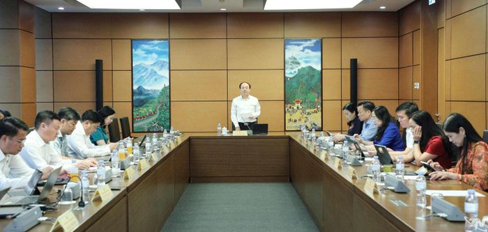 Quang cảnh phiên thảo luận Tổ.