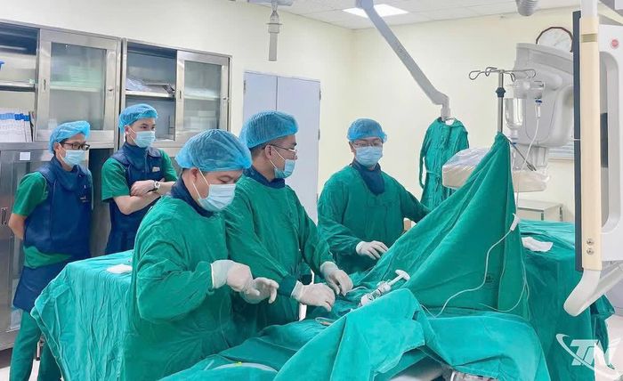 Cách đây khoảng 2 tuần, Bệnh viện C Thái Nguyên cũng đã triển khai thành công kỹ thuật chụp, nong bóng và đặt stent động mạch chi dưới cho người bệnh, dưới hướng dẫn của hệ thống chụp mạch số hóa xóa nền (DSA) và sự hỗ trợ chuyên môn từ bệnh viện tuyến trên.