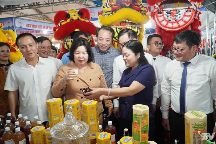 Lãnh đạo Liên minh HTX Việt Nam và lãnh đạo tỉnh Thái Nguyên tham quan các gian hàng.