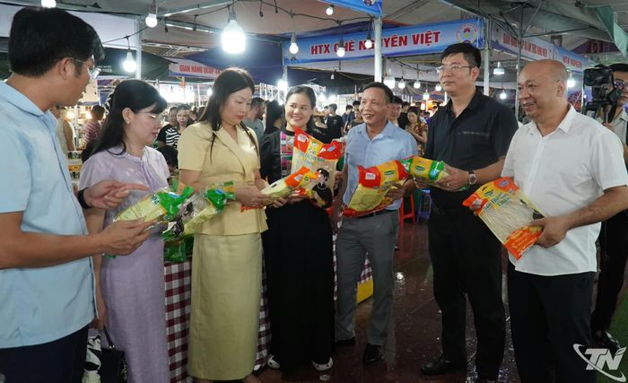 Các đơn vị giao lưu, tìm hiểu sản phẩm tại Phiên chợ.