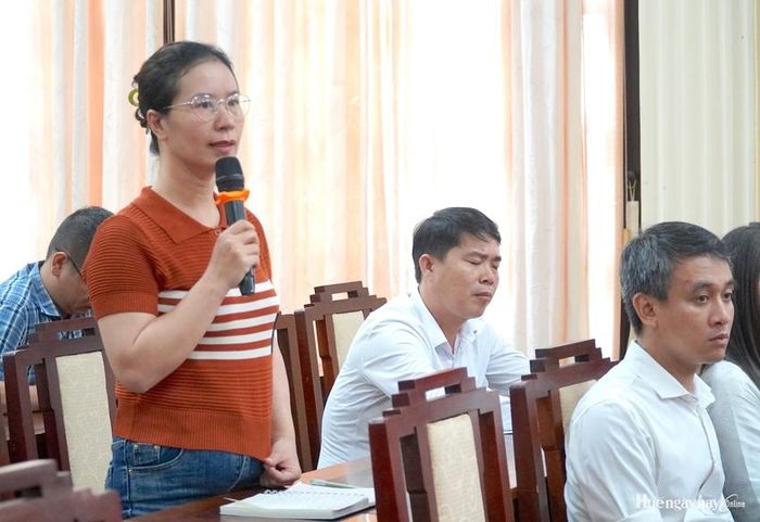 Phóng viên Báo Văn hóa nêu câu hỏi tại buổi họp báo.
