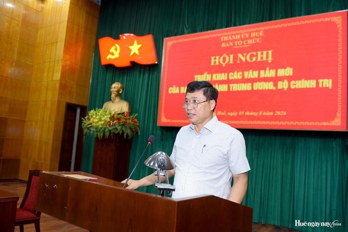  Đồng chí Phan Xuân Toàn, UVTV, Trưởng Ban Tổ chức Thành ủy phát biểu tại hội nghị.