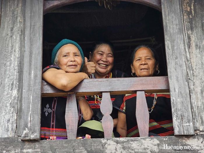  Những người phụ nữ Pa Cô bên ngôi nhà Moong.