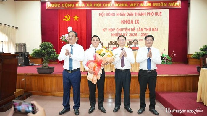 Lãnh đạo thành phố tặng hoa chúc mừng đồng chí Lê Trí Thanh sau khi được HĐND thành phố bầu giữ chức Chủ tịch UBND thành phố nhiệm kỳ 2026 - 2031