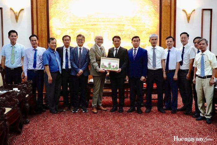 Lãnh đạo thành phố tặng quà lưu niệm cho Đoàn công tác Hiệp hội hoạt động môi trường Kyoto (KEAA) sau buổi tiếp.