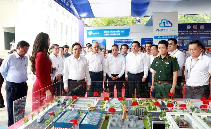 Phó Thủ tướng Hồ Quốc Dũng cùng các đại biểu tham quan gian trưng bày bên lề Hội nghị. (Ảnh: UBND tỉnh Phú Thọ)