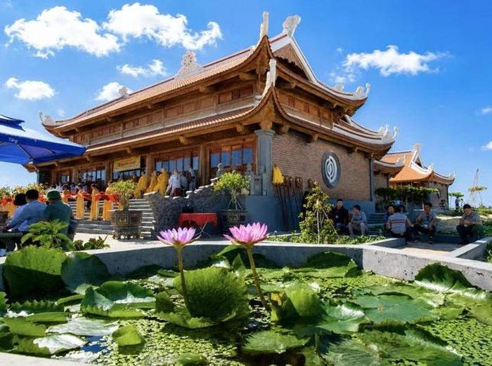 Mái chùa hiên ngang nơi đầu sóng ngọn gió - Ảnh: M.Đ