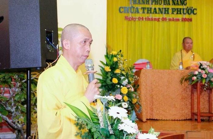 Thượng tọa Thích Thanh Bảo, Chánh Thư ký Ban Trị sự GHPGVN TP.Đà Nẵng đọc quyết định bổ nhiệm trụ trì chùa Thanh Phước