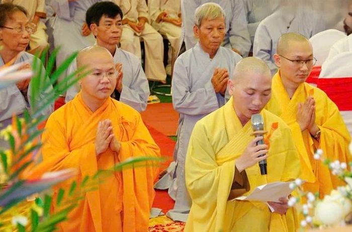 Đại đức Thích Pháp Nguyên dâng lời phát nguyện nhận nhiệm vụ